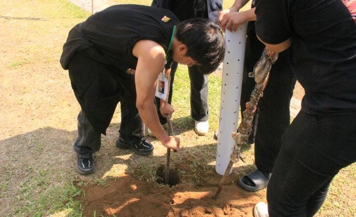 Mahasiswa Universitas Mahasaraswati Denpasar (Unmas) Berdayakan Masyarakat Desa Pupuan Lewat Plang Evakuasi dan Biopori